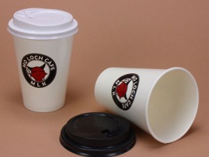 однослойный и картонная бумахная кофейная чашка